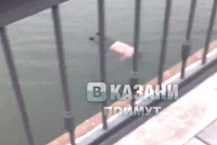 Подросток снял на видео плавающий в Казанке труп пожилой женщины