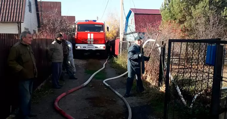 К дому подъехал пожарный гарнизон