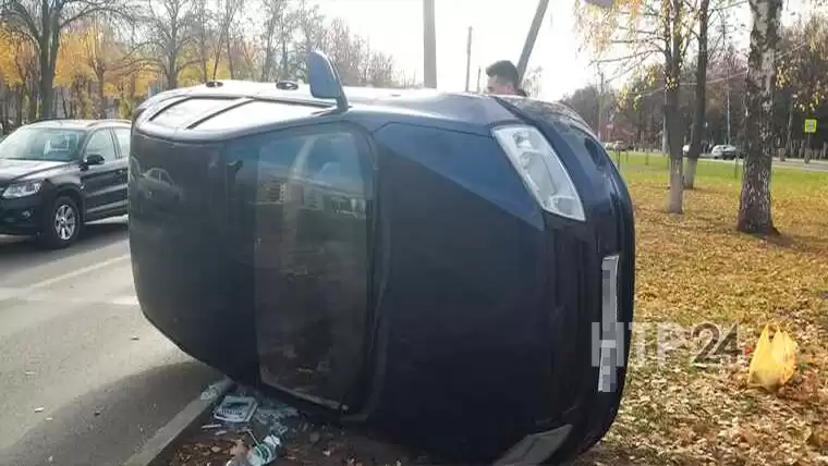 Попавший в ДТП на перекрестке в Нижнекамске автомобиль