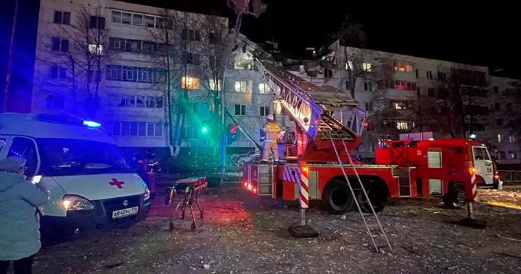 Сотрудники МЧС спасли молодого человека после взрыва в жилом доме в Челнах