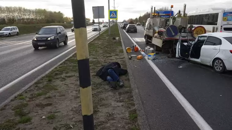 В Татарстане легковушка врезалась дорожных рабочих, один из них погиб