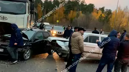 В Татарстане людям пришлось идти пешком по шоссе из-за глухой пробки