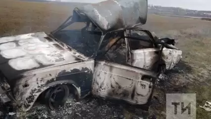 В Татарстане легковушка загорелась на ходу вместе с водителем