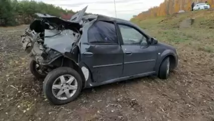 В Татарстане седан вылетел в кювет и «превратился» в хэтчбек