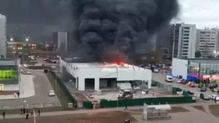 В Нижнекамске произошел пожар в строящемся ТЦ на ул. Студенческой