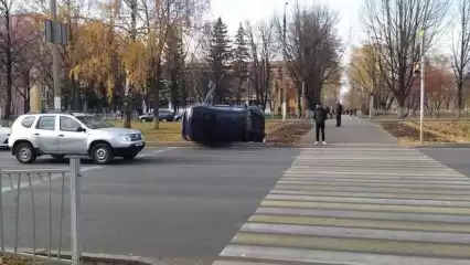 В Нижнекамске «Лада Гранта» опрокинулась на бок на перекрёстке