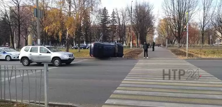 В Нижнекамске «Лада Гранта» опрокинулась на бок на перекрёстке