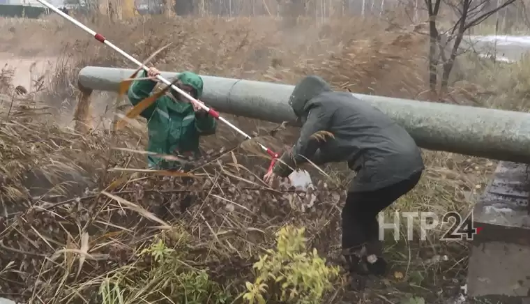 Экологи отбирают пробы воды в сложных погодных условиях