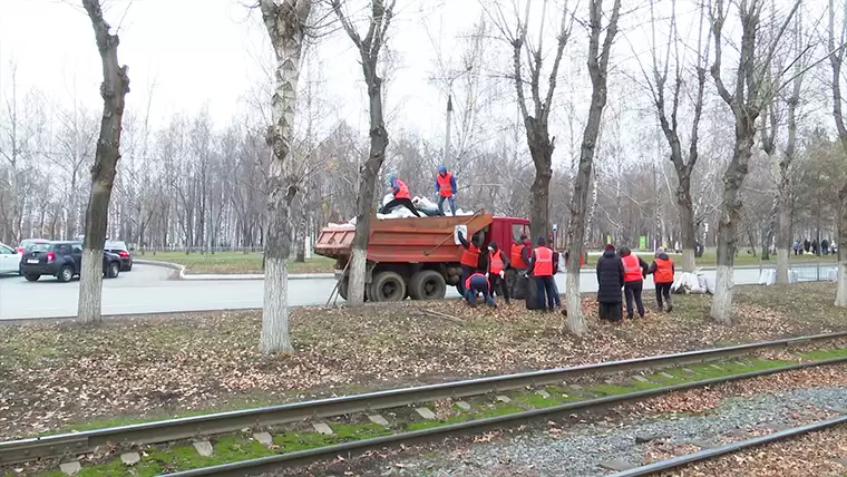 В ходе субботников с улиц Нижнекамска вывезли более 300 тыс. кубометров листвы и мусора