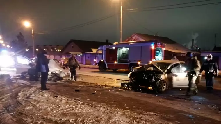 В Татарстане два авто столкнулись лоб в лоб, есть трое пострадавших