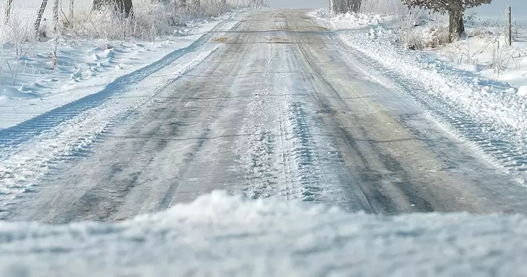 В Татарстане полицейский перевернулся на машине, которую занесло на дороге