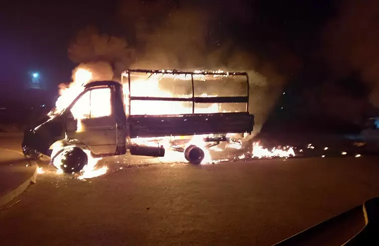 В Татарстане неизвестные подожгли припаркованные во дворе машины