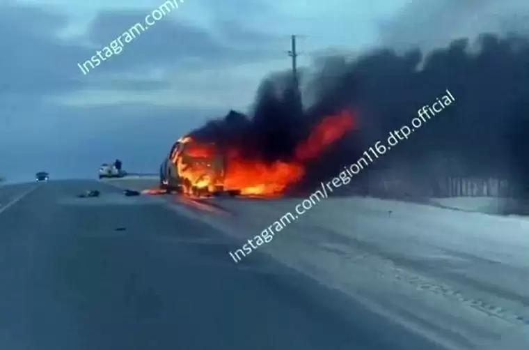 На видео сняли охваченный пламенем «Дастер» на трассе в Татарстане