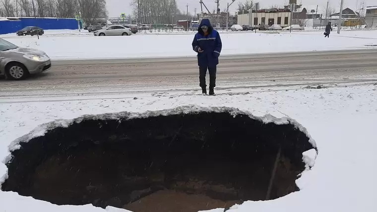 Стало известно, из-за чего образовался огромный провал в Нижнекамске