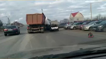 На промзоне Нижнекамска столкнулись большегруз и легковушка с прицепом