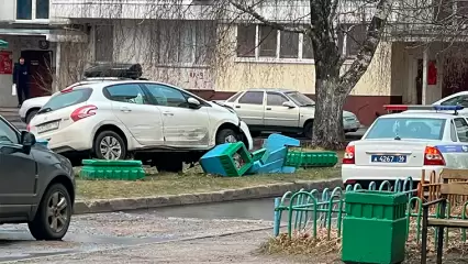 В Нижнекамске белая иномарка припарковалась на бетонной урне