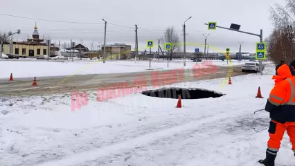 В Нижнекамске образовалась большая яма рядом с дорогой