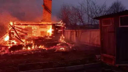 В Татарстане в пожаре на частном участке пострадал мужчина