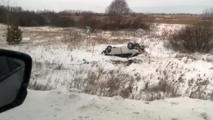 Под Нижнекамском около поста ДПС перевернулся автомобиль