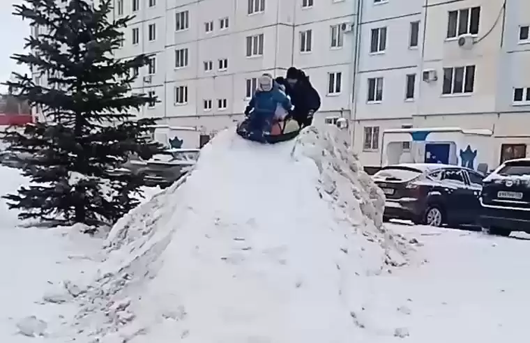 Нижнекамцы начали строить снежные горки во дворах