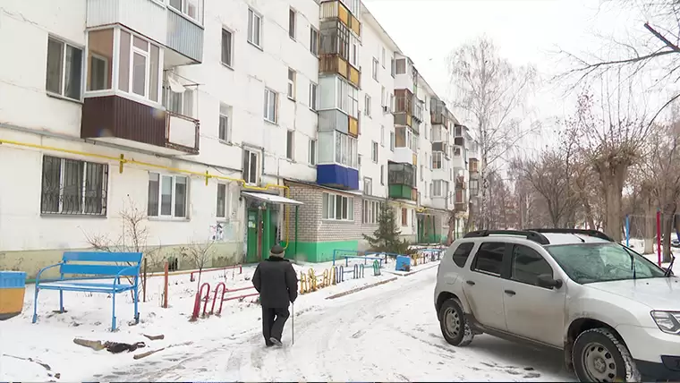 В Нижнекамске специалисты устранили опасную гололедицу во дворе дома