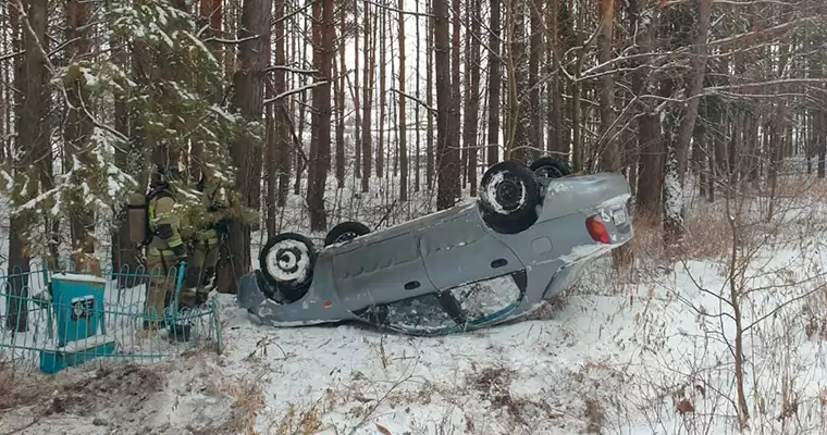 В Татарстане с трассы на скорости вылетела легковушка и перевернулась