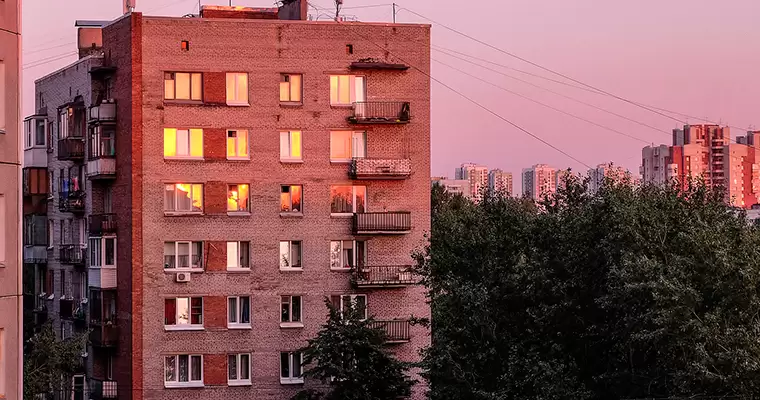 В Татарстане пенсионерка с пагубной привычкой разбилась насмерть, спускаясь с балкона