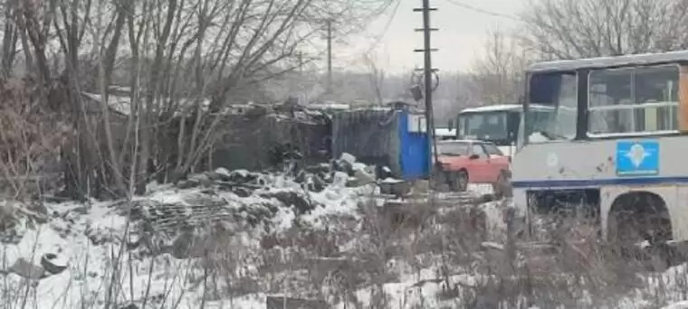 Свалка мусора в овраге возле автобусной автостоянки,