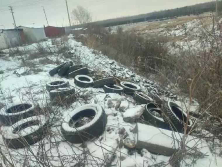 Свалка Автопокрышек в ГСК Автомобилист-13 около гаража 791