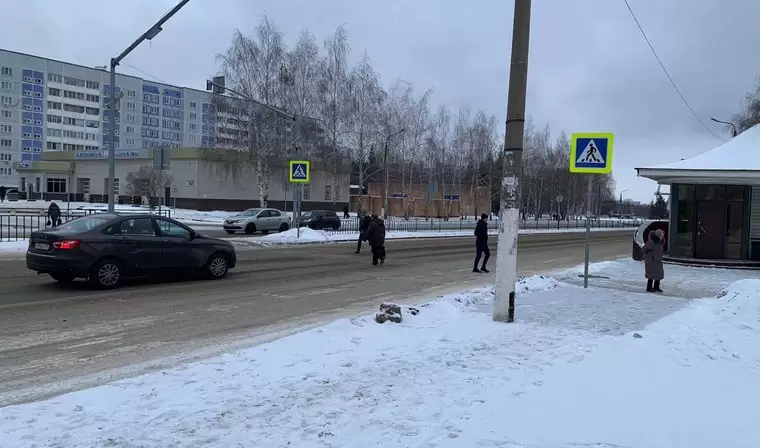 В Нижнекамске ГИБДД разыскивает водителя легковушки, который сбил девочек на «зебре» и скрылся