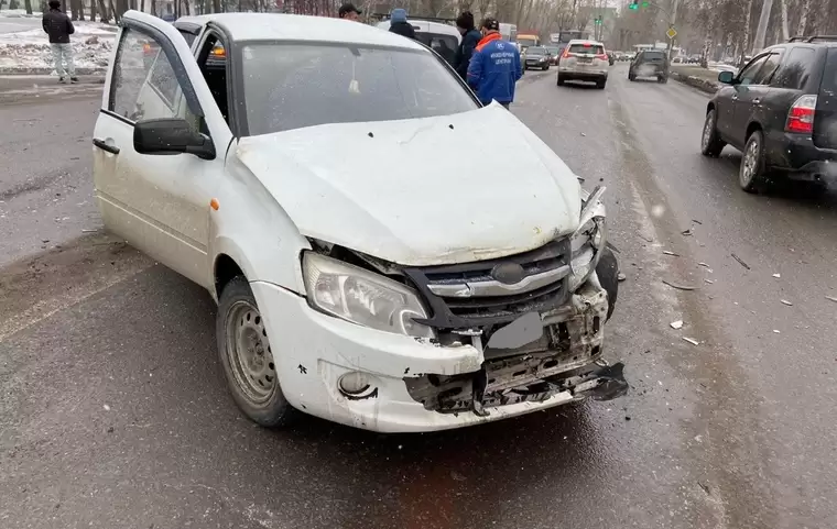 Нижнекамец серьезно пострадал в ДТП на ул. Спортивной после того, как в его машину влетел BMW