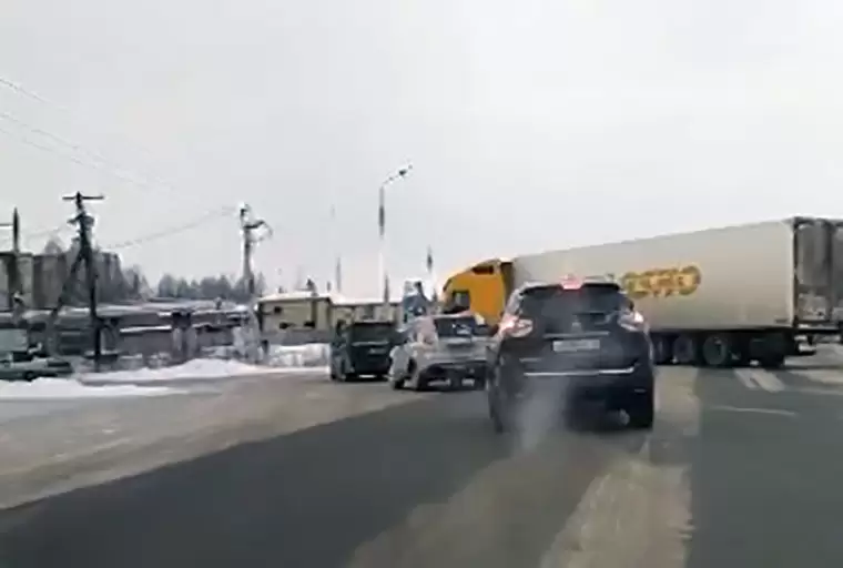 Фура перекрыла дорогу в Нижнекамске