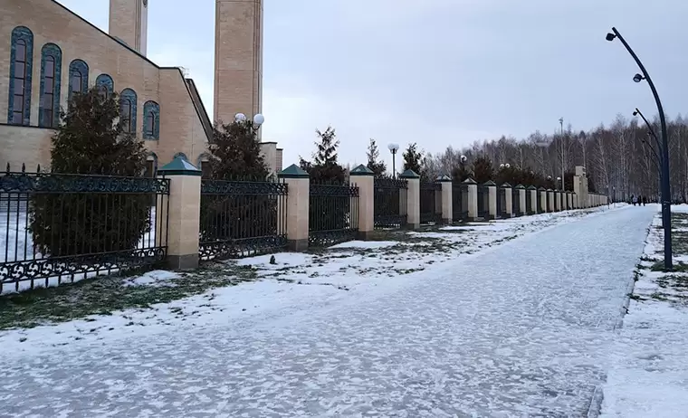 В Нижнекамске ежедневно получают травмы 10-15 человек из-за льда на тротуарах