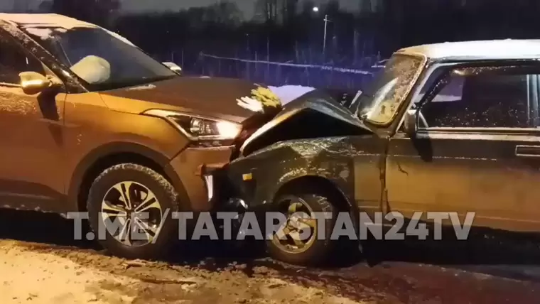 В Казани «Лада» вылетела на встречную полосу и столкнулась с внедорожником, пострадал один человек