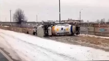 Водитель грузовика, опрокинувшегося под Нижнекамском, погиб