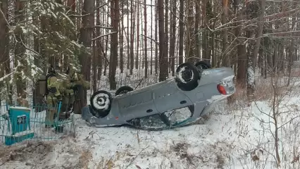 В Татарстане с трассы на скорости вылетела легковушка и перевернулась