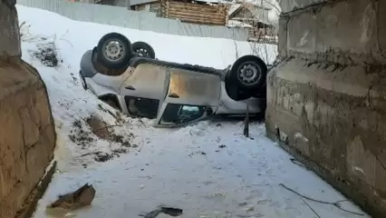 В Татарстане легковушка вылетела с моста и упала в овраг