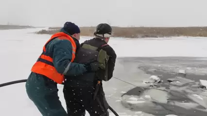 В Татарстане эвакуировали трёх рыбаков, провалившихся под лёд на снегоходе