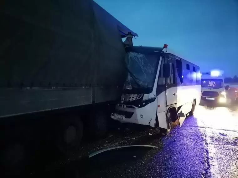 В Татарстане вахтовый автобус с пассажирами столкнулся с большегрузом