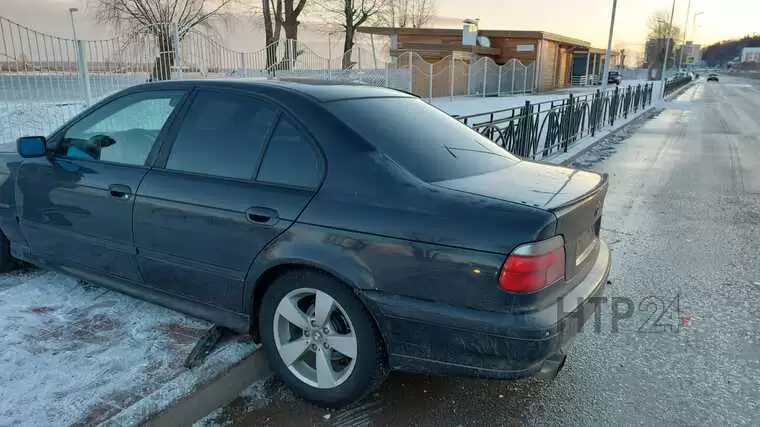 В Нижнекамске водитель «BMW» снёс пляжные ограждения