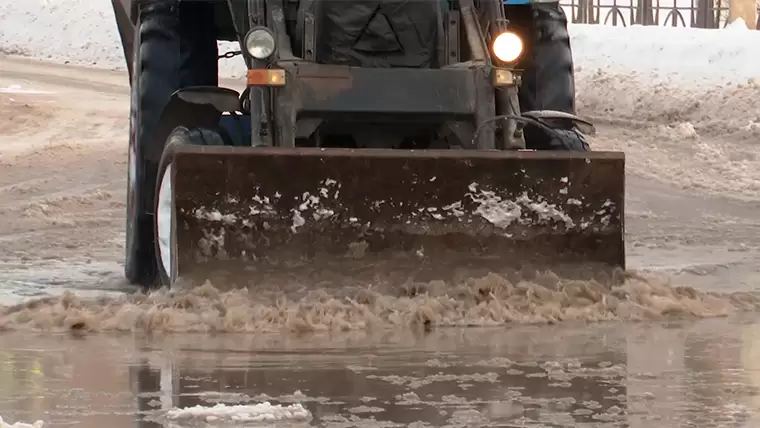 В Нижнекамске устранили последствия порыва трубы на ул. Юности