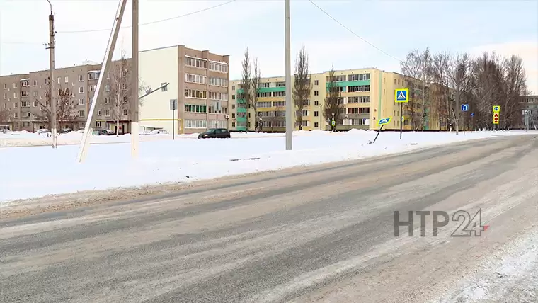 В Нижнекамске дорогая иномарка снесла дорожный знак