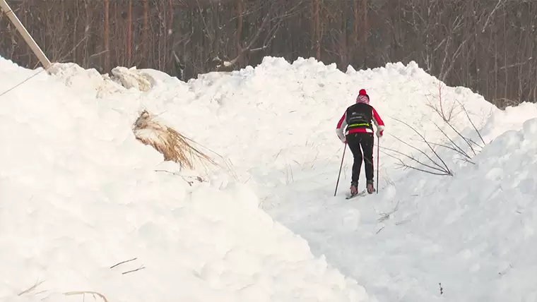 В Нижнекамске рабочие ежедневно засыпают популярную лыжню