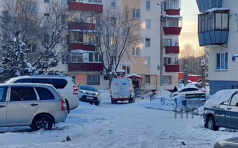 В Нижнекамске устроила переполох припаркованная во дворе легковушка на газу