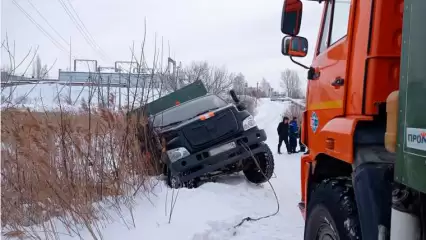 Под Нижнекамском грузовик провалился в кювет