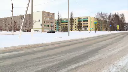 В Нижнекамске дорогая иномарка снесла дорожный знак