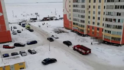 В Нижнекамске неизвестный с горящей головой выпал с шестого этажа