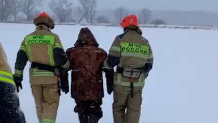 В Татарстане сотрудники МЧС спасли рыбака, которому стало плохо на реке