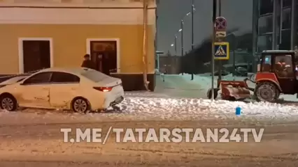 В Татарстане столкнулись снегоуборочный трактор и легковая машина