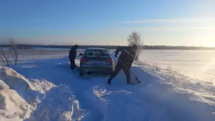 В Татарстане спасатели вызволили из сугроба застрявшую машину